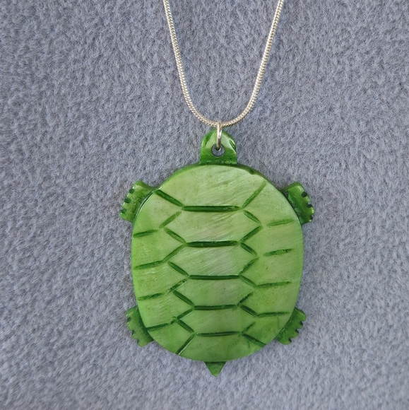 Shell Turtle Necklace - Picture 2 of 12
